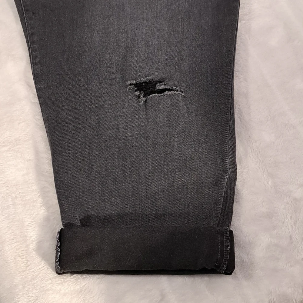 Distressed D/C Cropped Jeans